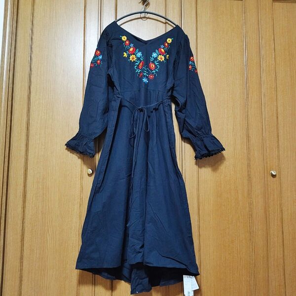 新品 花柄刺繍 黒 ロングワンピース ワンピース フレア袖 裏地