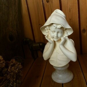 } Italian Vintage *Giuseppe Bessijuzepe*besi* the smallest laughing . young lady. . image * made in Italy stone . objet d'art woman western sculpture Vintage * antique 