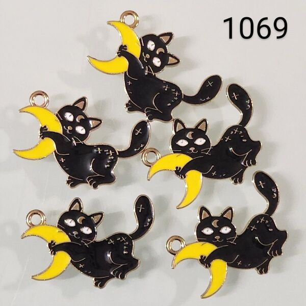 【1069】☆1セット5こ入り☆猫と月 チャーム☆400円商品よりどり5つで1000円対象商品