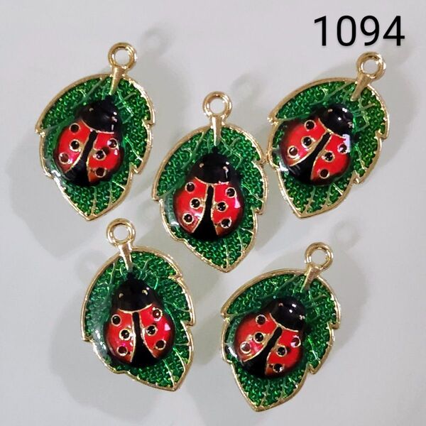 【1094】☆1セット5こ入り☆てんとう虫と葉っぱチャーム☆400円商品よりどり5つで1000円対象商品
