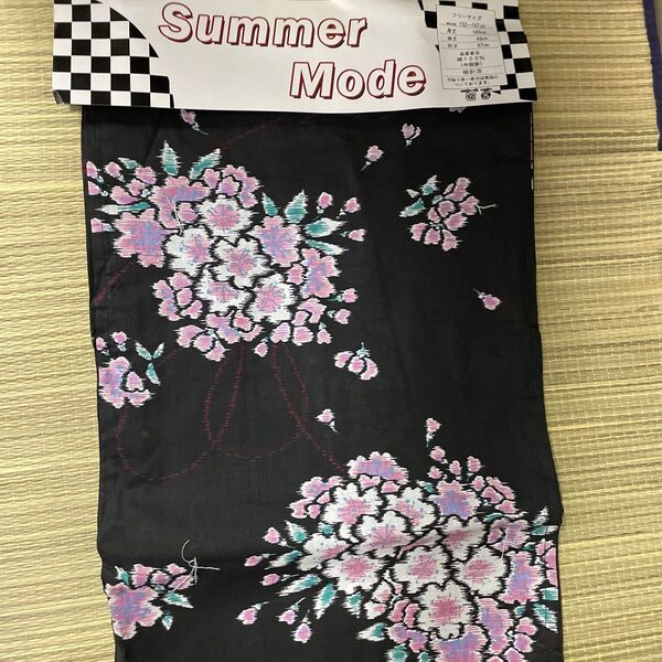 ゆかた 浴衣 新品未使用 フリーサイズ仕立上りゆかた 黒地白、ピンク桜花柄 かすりの様な染め