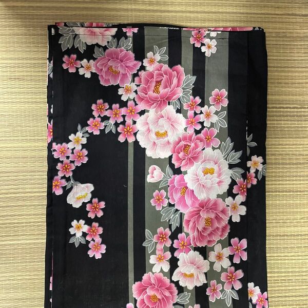 ゆかた 浴衣 新品未使用品 フリーサイズ仕立上りゆかた 黒地にグレー縞に牡丹と桜の花柄