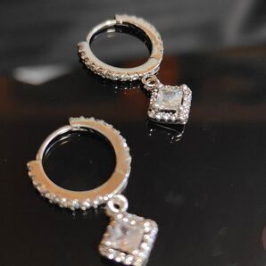 キュービックジルコニア スクエアカット シルバーフープピアス