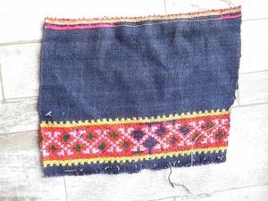 モン族他のはぎれ　Xno. 97刺繍布はぎれ175×230mm 山岳民族　ラオス　タイ　インドシナ 手芸材料 古布　藍染　手織り