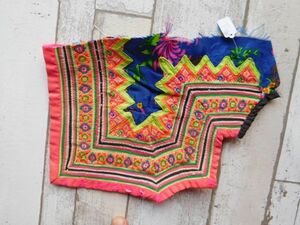 モン族他のはぎれ　Xno. 32刺繍布はぎれ180×240mm 山岳民族　ラオス　タイ　インドシナ 手芸材料 古布　藍染　手織り