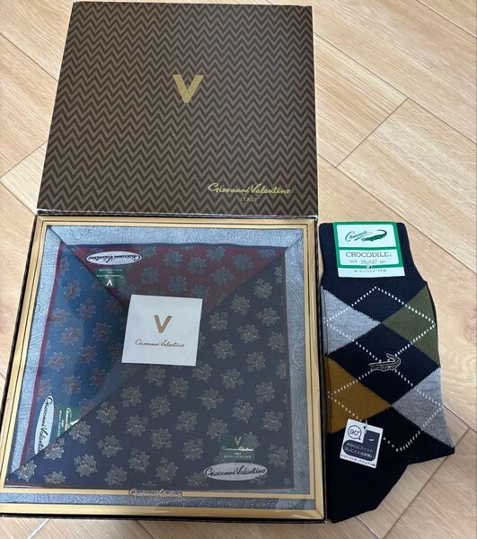 新品 ジョバニバレンチノGiovanni Valentino ハンカチ3点&クロコダイルCROCODILEソックス