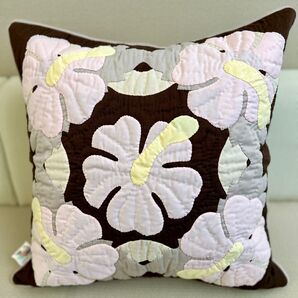 在庫一掃セール!! ハワイアンキルトハイビスカスのクッションカバー45x45cmチョコとベビーピンク