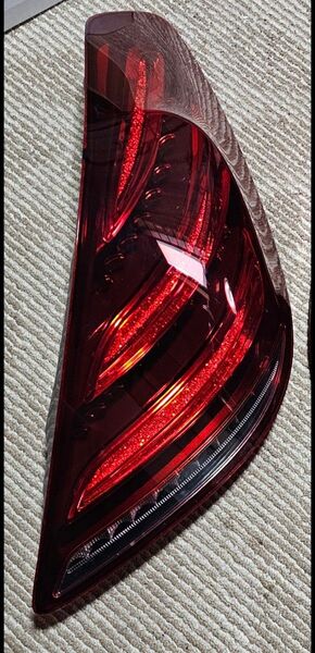 メルセデスベンツ S63AMG赤 テールライト右本物