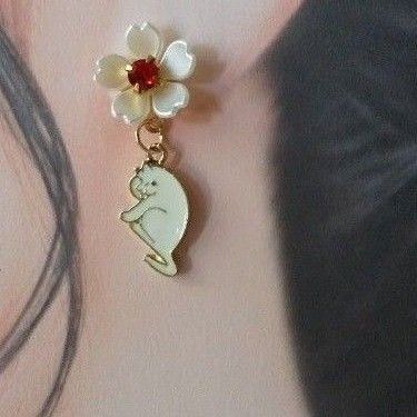 ハンドメイド 顔を洗う仕草が可愛らしい白猫ちゃんピアス/ 猫桜ピアス/ 2/18