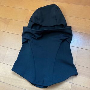 黒いフード付きネックウォーマー
