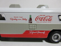 ★新品　ラスト1　★Coca Cola デザイン 1960年代 アメリカのバス 1台　★Motor City Classics 製　長さ16cm　1/64_画像2