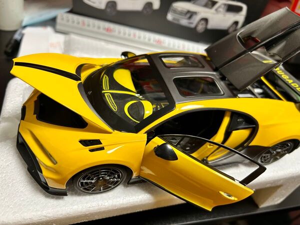 BUGADDI スーパーカー 合金モデルカー(1:18スケール)