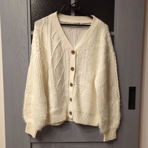 【クーポンでさらに500円引き】DAISY MERRY ホワイト カーディガン ファー ケーブル編み柄