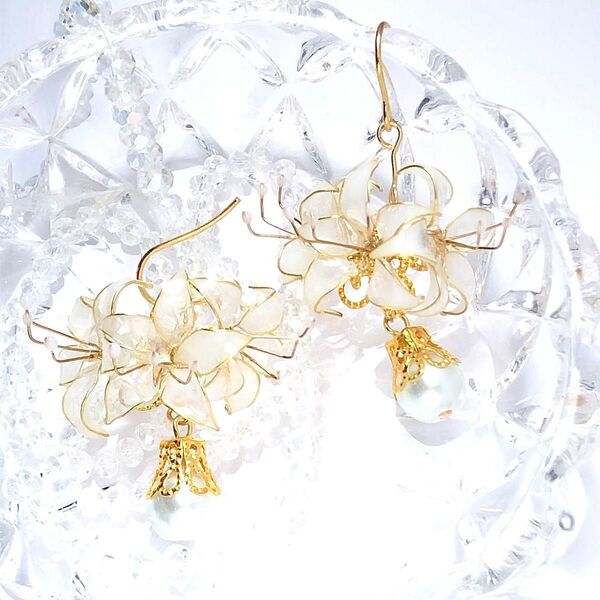 ゆらゆら揺らめく白い彼岸花ピアスNo.195 ハンドメイド