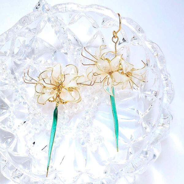 ゆらゆら揺らめく白い彼岸花ピアスNo.215 ハンドメイド