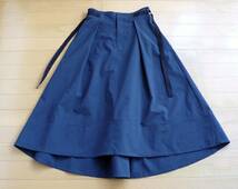 Brahminのネイビーロングスカート　前後の裾丈や後ろボタン、サイドのストリングなど細部が素敵なスカートです _画像1