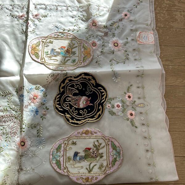 テーブルクロスと花瓶敷物3つ 刺繍
