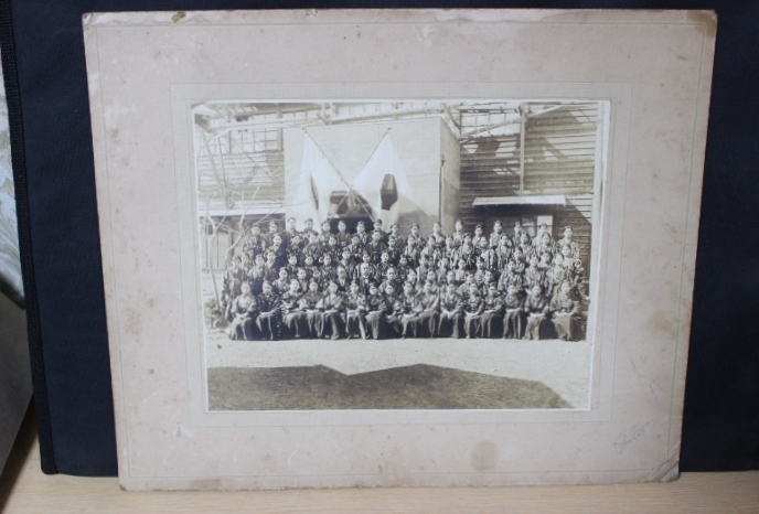 ◆よ-763 群馬県 桐生市 桐生裁縫女学校 卒業記念 写真 戦前 古い 昭和5年 桐生第一高等学校 資料 写真21cm×26.5cm 全体32.5cm×39.8cm