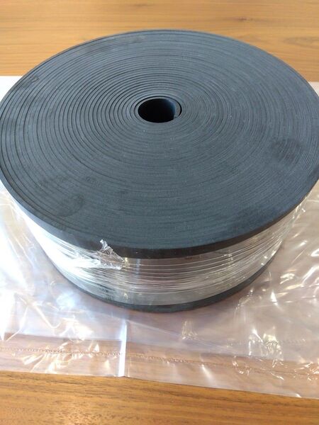 ゴムシート黒 ロール 10cm×15m×3mmです。