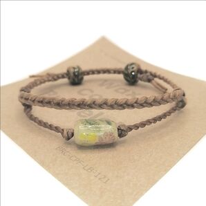 ワックスコード ブレスレット 彫刻 ボタニカル 淡色 ピンク フラワー 花 ココナッツ ビーズ 半2連 発光 蓄光 ライトブラウン