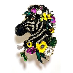 シマウマと花のブローチ