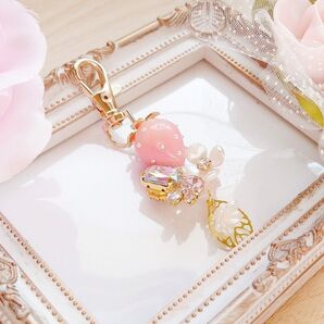 No.79 ピンクいちごのビジューキーホルダー アクセサリー レジン ハンドメイド イチゴ ガラス 苺 フラワー 葉 花 ゆめかわ