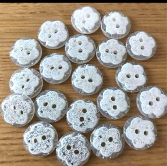 新品未使用 白のお花 キラキラ ラメ入り 20個 アクリルボタン 15mm