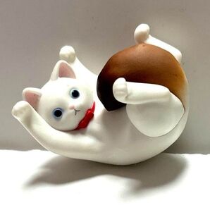 1 / 3たぬきじゃないもん! ねこ 白猫 シロネコ マスコット フィギュア ガチャポン