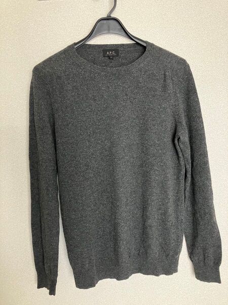 ダークグレーのA.P.C.製ニットセーター、ウール混合素材で快適な着心地。- ブランド: A.P.C.- サイズ: M