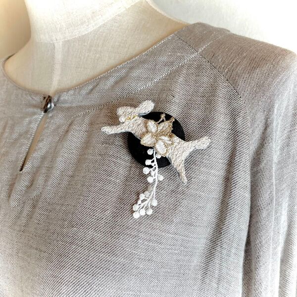 ハンドメイド。ミナペルホネンrun run run上品なブローチ。ベージュ×黒