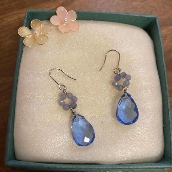 再販可能 タンザナイトカラークォーツとタンザナイトのお花のピアス ハンドメイド