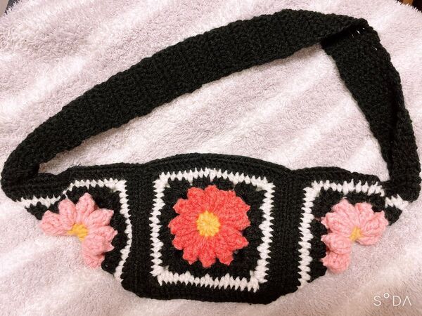 ハンドメイド かぎ針編み 手編み グラニースクエア お花モチーフ モチーフ編み ボディバッグ ショルダーバッグ