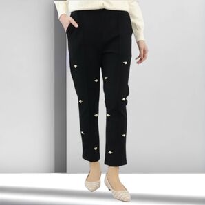 ★新品 フラワーモチーフ付き テーパードパンツ/ブラック