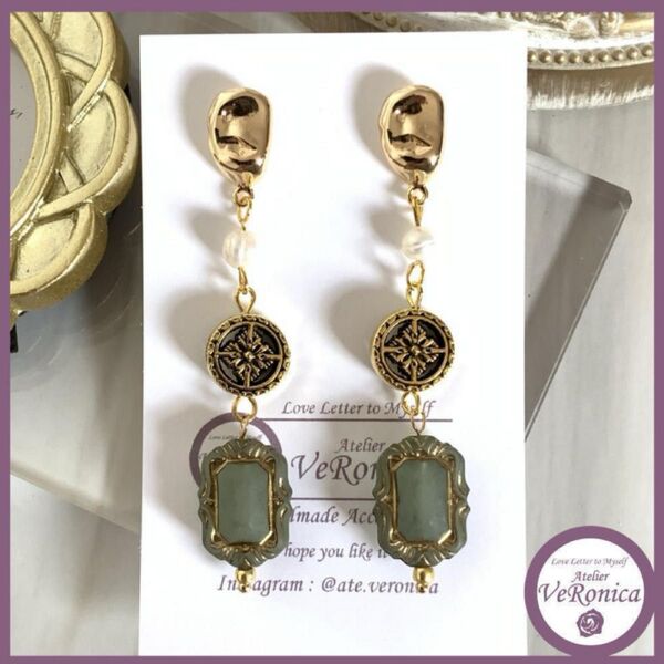 グリーン ドイツ製とチベット製のビーズのピアス 18K ハンドメイド ゴールド
