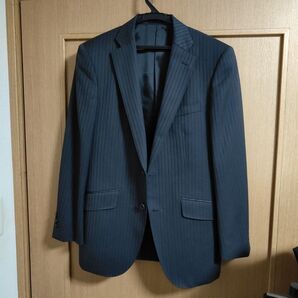 美品 ダークグレー ストライプ ビジネススーツ 2パンツセットです。