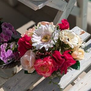 最終お値下げしました! フラワー☆アレンジ バスケット スイートピーとガーベラ♪ ローズとラナンキュラス♪ 造花