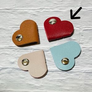 【レッド】フォーレザー ケーブルクリップ ハート型 1個 ケーブルタイ オーガナイザー ケーブルホルダー 可愛い