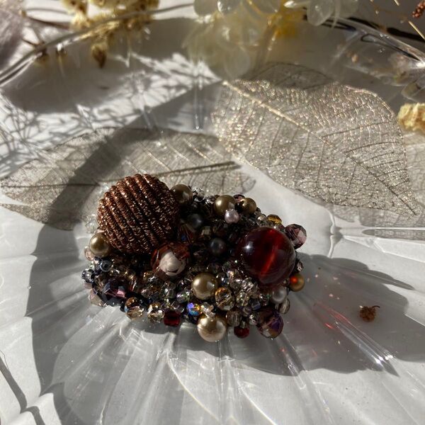 ビーズ刺繍ブローチハンドメイド茶系タイムセール。
