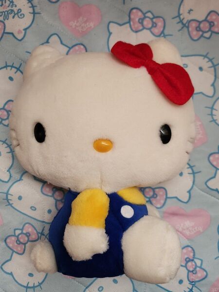 ハローキティぬいぐるみ自立(縦約25cm横約20cm)