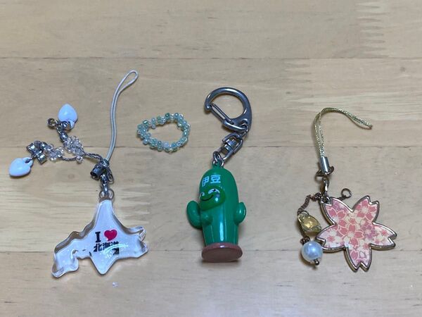 まりもっこり(伊豆)キーホルダー.北海道ストラップ桜ストラップ三点セット.ビーズの指輪