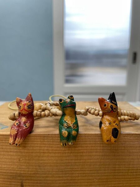 開運金運アップ 新品3個セット お座り猫とカエル木彫り キーホルダーチャーム 猫グッズ バリ猫 アジア雑貨 エスニック インテリア