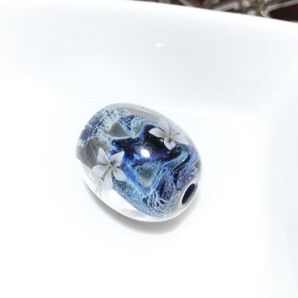 白い花と青い窯変のとんぼ玉