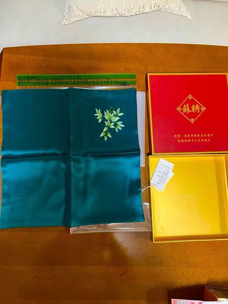 シルク金糸刺繍ハンカチ