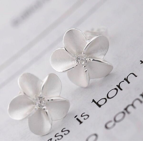 プルメリアピアス 一粒 小 シリコンキャッチ フラワー シルバー 花 かわいい アクセサリー プレゼント 卒業式 入学式