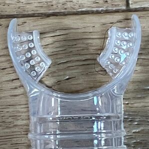 マウスピース シリコンクリアー 止めクランプ付きです。 新品未使用品です。 送料無料にてお届け致します。