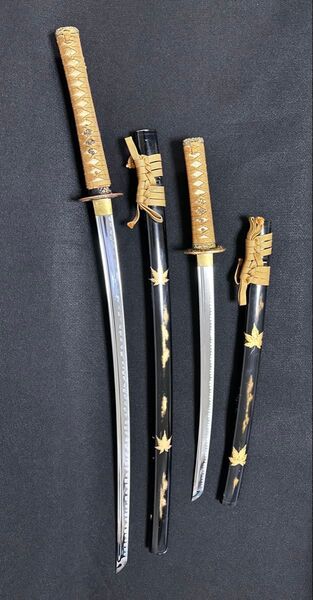 居合刀セット 蒔絵紅葉黒鞘 鞘付長さ71/105cm 鞘抜き重約688/926g 居合刀 25B14