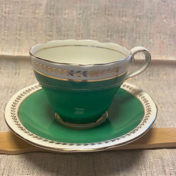 エインズレイ 美品 ビンテージ食器 カップ&ソーサー グリーン ゴールド イングランド バックスタンプ有 エメラルドカラー