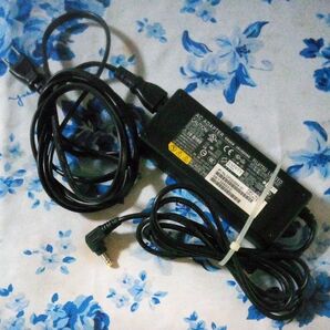 【ジャンク980】富士通の ACアダプターFMV-AC325 約2m のメガネケーブル付き 19.5vの電圧確認 現状渡し、無保証