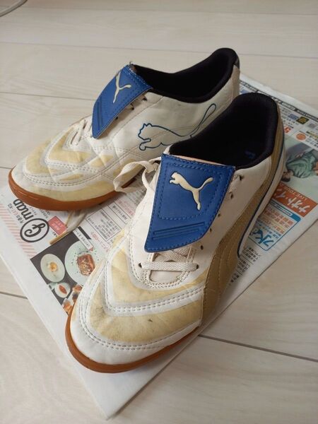 ☆PUMA プーマ エシート ESITO フットサル シューズ サッカー 床 体育館 フロア 人工芝 ホワイト ゴールド 27.5