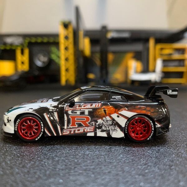 63 美品 GT-R R35 リバティウォークLBWK 1/64スケール ダイキャストミニカー